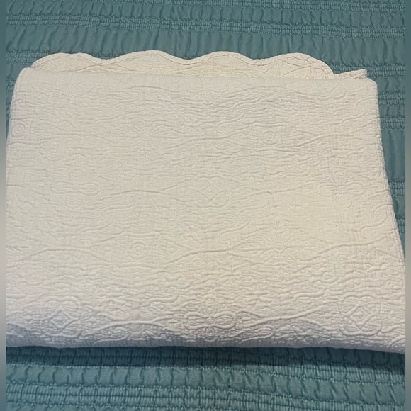 Other - Vintage White/Light Cream Quilt Coverlet 79x87 | Scalloped Edge